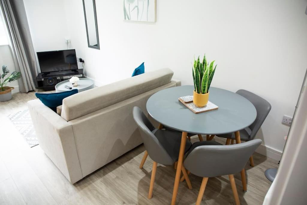 Bridge House Apartments - Free Parking Shottery Buitenkant foto