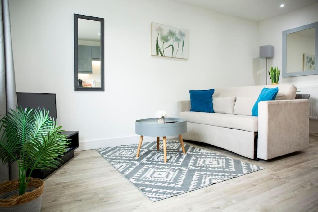 Bridge House Apartments - Free Parking Shottery Buitenkant foto