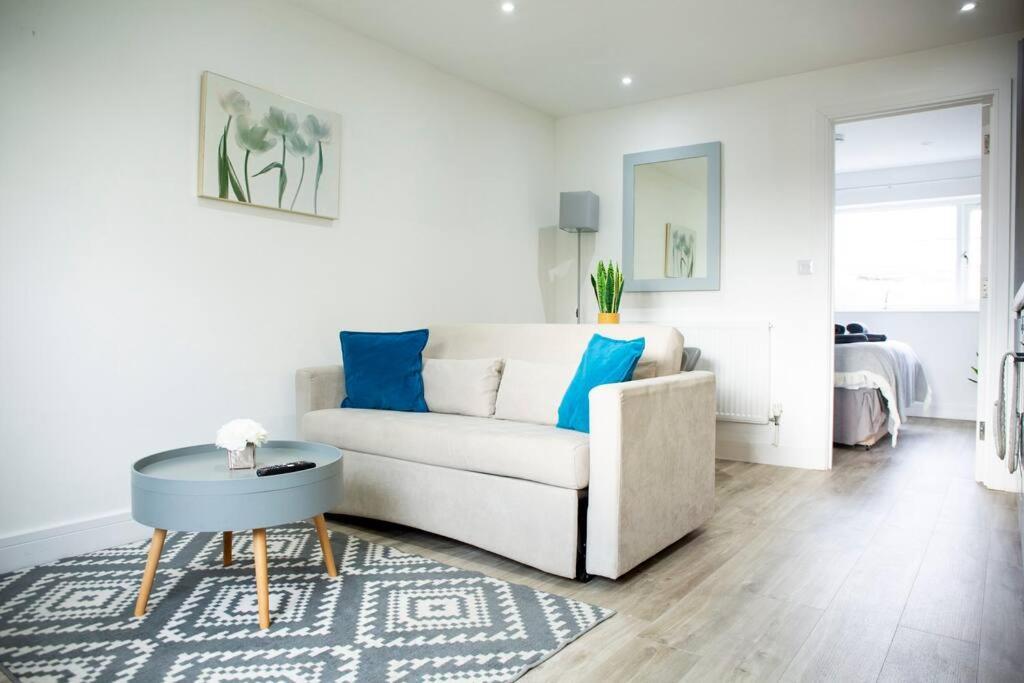 Bridge House Apartments - Free Parking Shottery Buitenkant foto